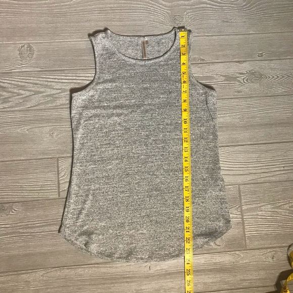 5/$20 ✨ BANANA REPUBLIC The Signature Tee Rounded Hem in Heather Grey - Picture 6 of 7